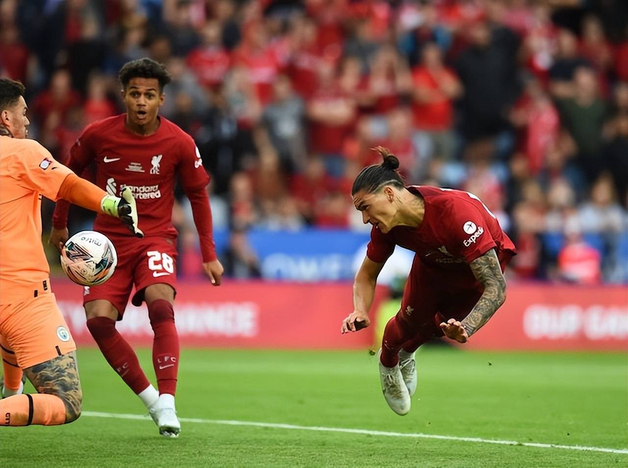 里昂迎社区盾关键赛，冲刺阶段迎来里程碑，引发热议，更衣室氛围转暖